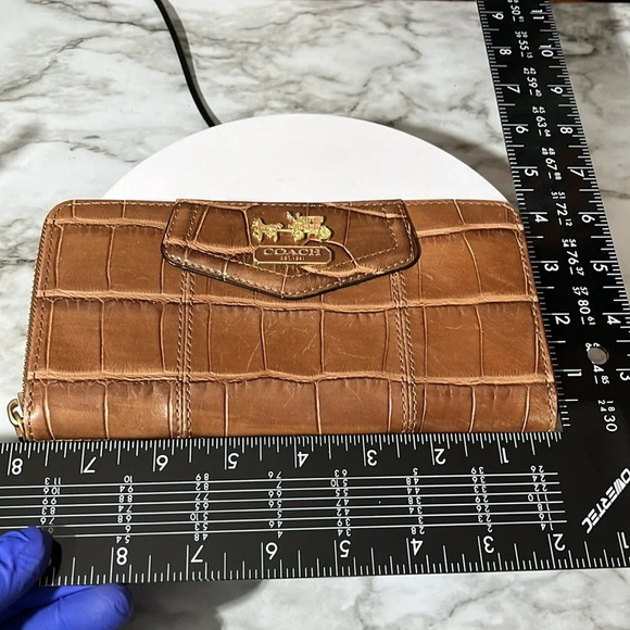 COACH CAYMAN EMBOSSED TAN LEATHER ZIPPY WALLET IN EUC - Picture 11 of 14